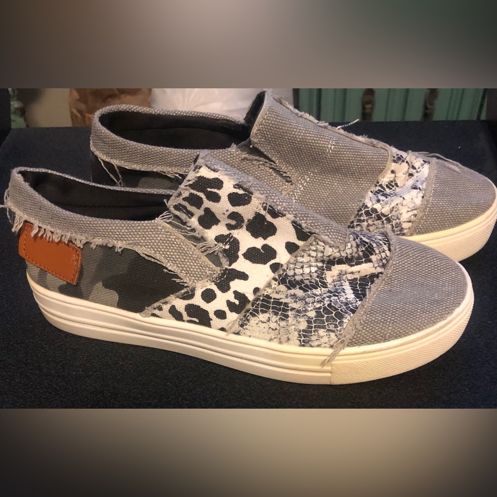 Boutique Slip On Shoes Size 8 Multi Pattern Light Weight